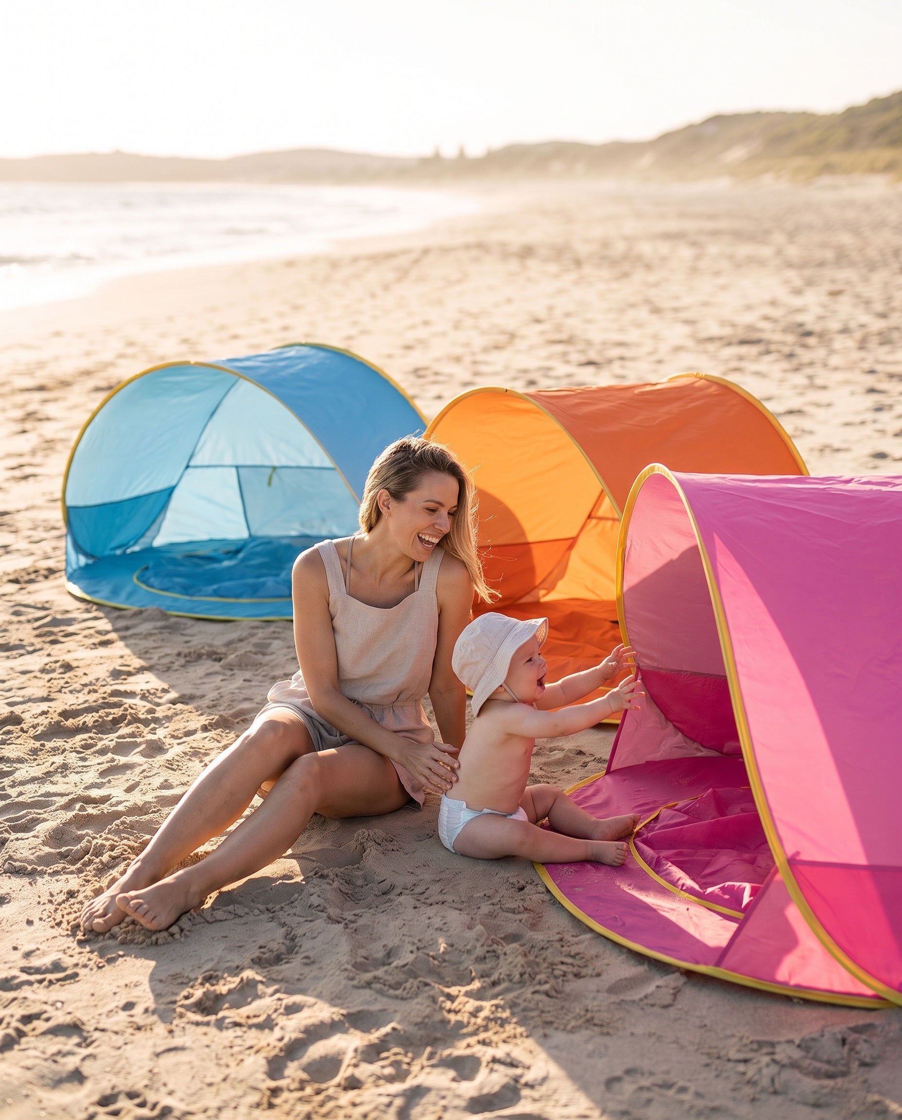 Famille profitant de ses tentes Lunéa Baby sur la plage